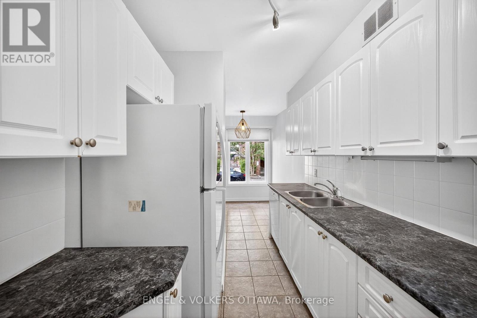294 - 294 Gloucester Street, Ottawa, ON - Indoor Photo Showing Kitchen With Double Sink