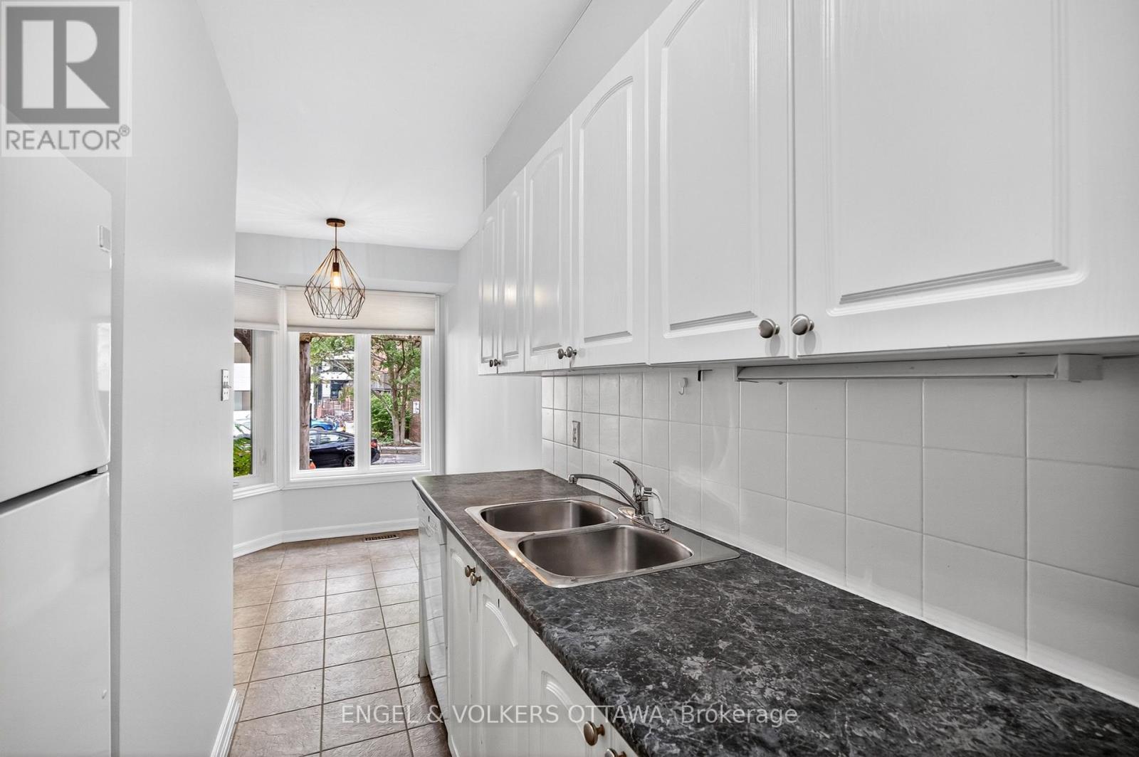 294 - 294 Gloucester Street, Ottawa, ON - Indoor Photo Showing Kitchen With Double Sink