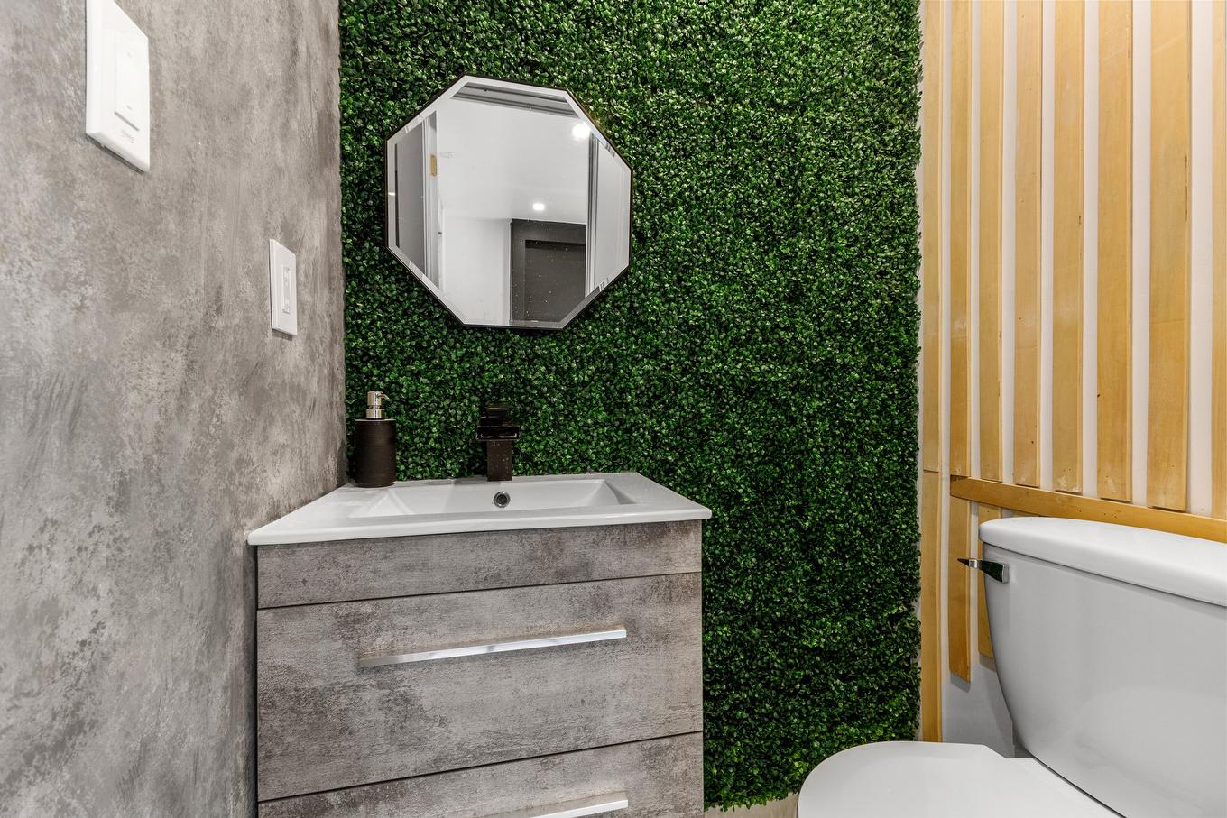 Powder room - 1961 Rue De Coblence, Laval (Vimont), QC - Indoor Photo Showing Bathroom