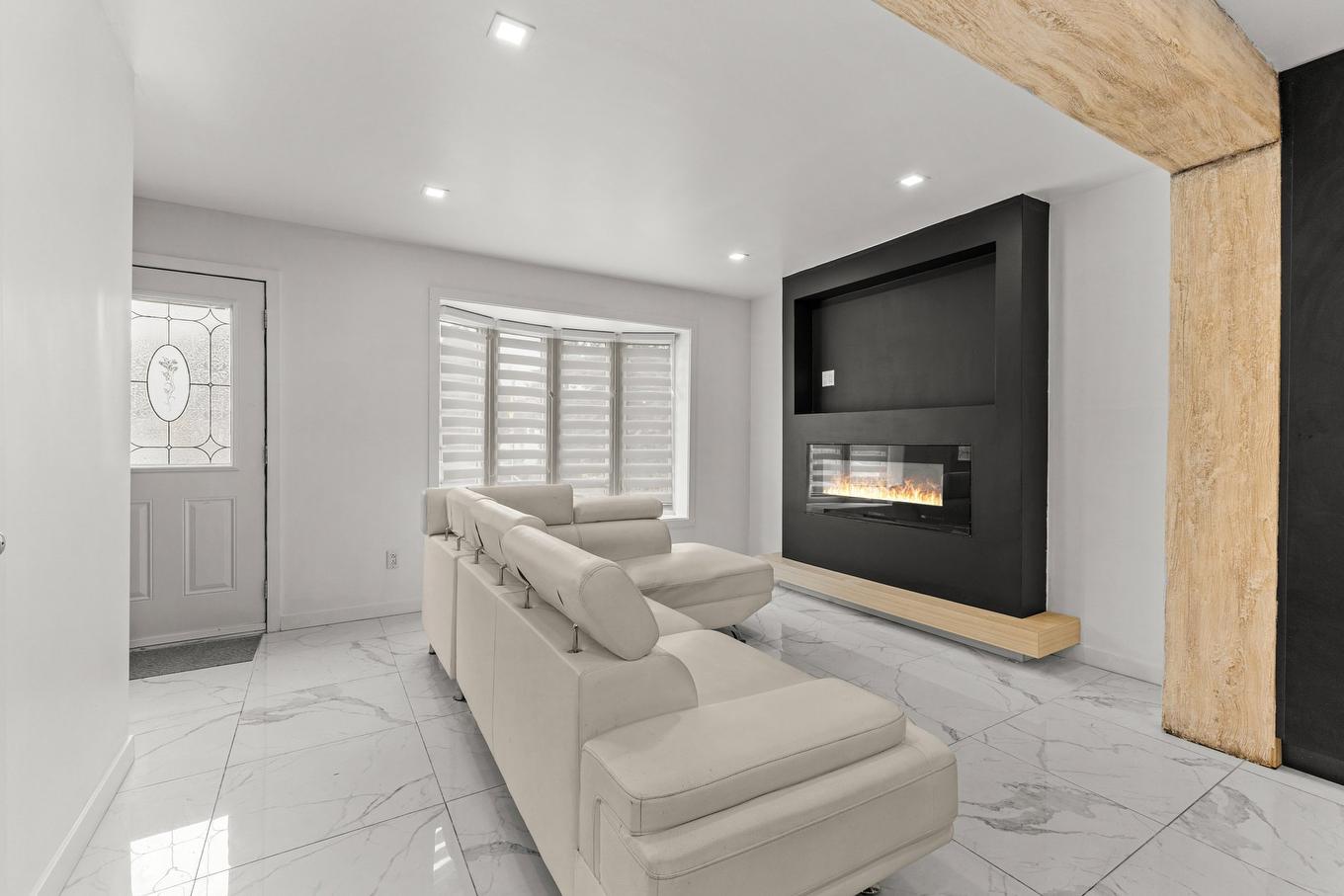 Living room - 1961 Rue De Coblence, Laval (Vimont), QC - Indoor With Fireplace