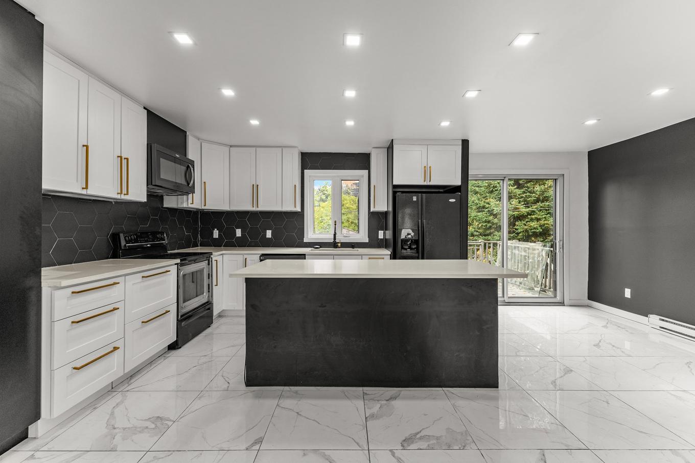 Kitchen - 1961 Rue De Coblence, Laval (Vimont), QC - Indoor Photo Showing Kitchen With Upgraded Kitchen