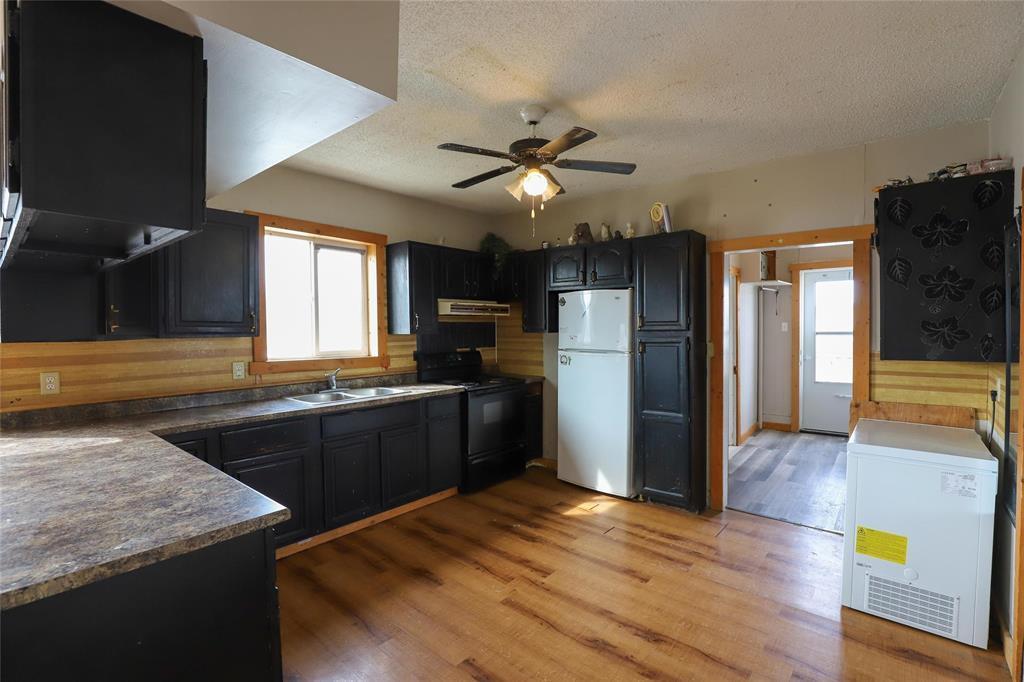 21050 144 Road Ne, Riverton, MB - Indoor Photo Showing Kitchen With Double Sink