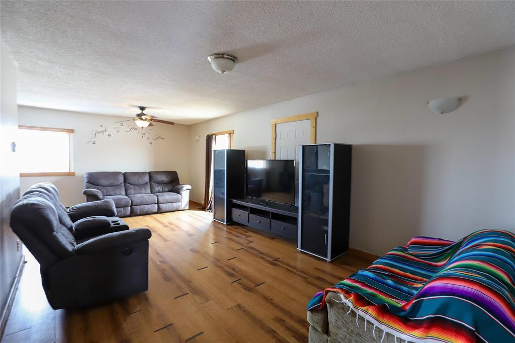 21050 144 Road Ne, Riverton, MB - Indoor Photo Showing Living Room