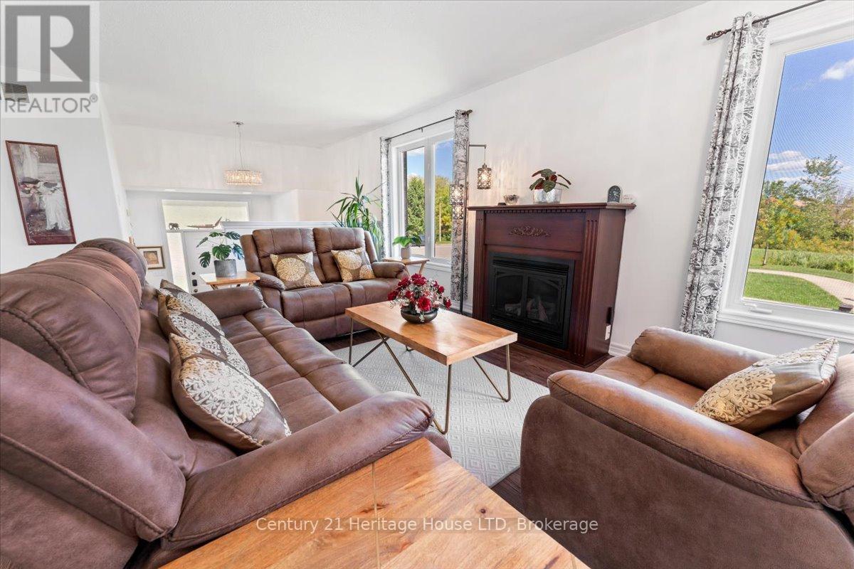125 Gretel Place, Welland (N. Welland), ON - Indoor Photo Showing Living Room With Fireplace