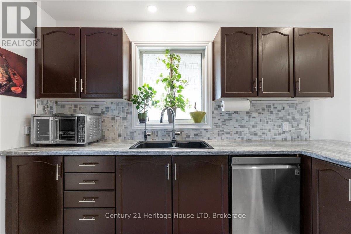 125 Gretel Place, Welland (N. Welland), ON - Indoor Photo Showing Kitchen With Double Sink