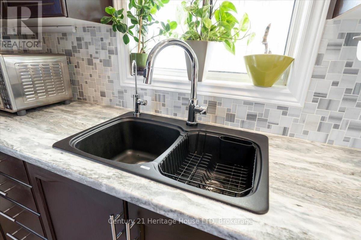 125 Gretel Place, Welland (N. Welland), ON - Indoor Photo Showing Kitchen With Double Sink