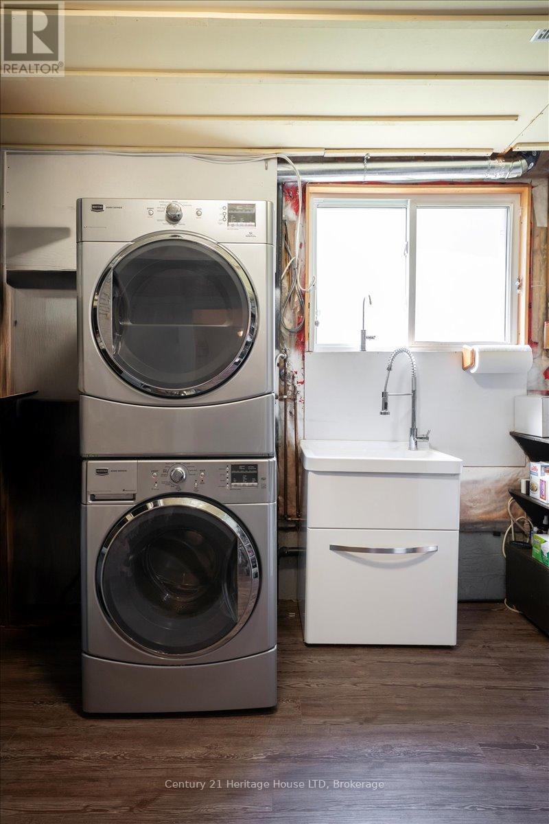 125 Gretel Place, Welland (N. Welland), ON - Indoor Photo Showing Laundry Room