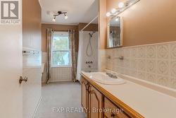 Large 2nd Floor Bathroom -