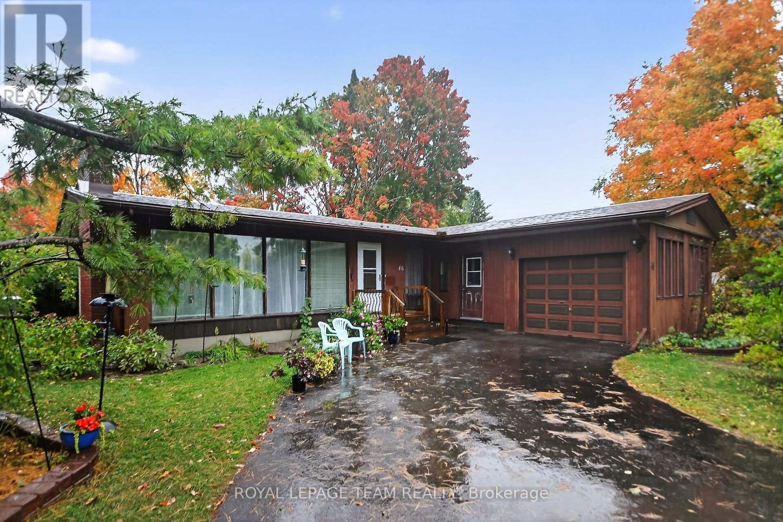 Beautiful, expansive home - 46 Quinpool Crescent, Ottawa, ON - Outdoor