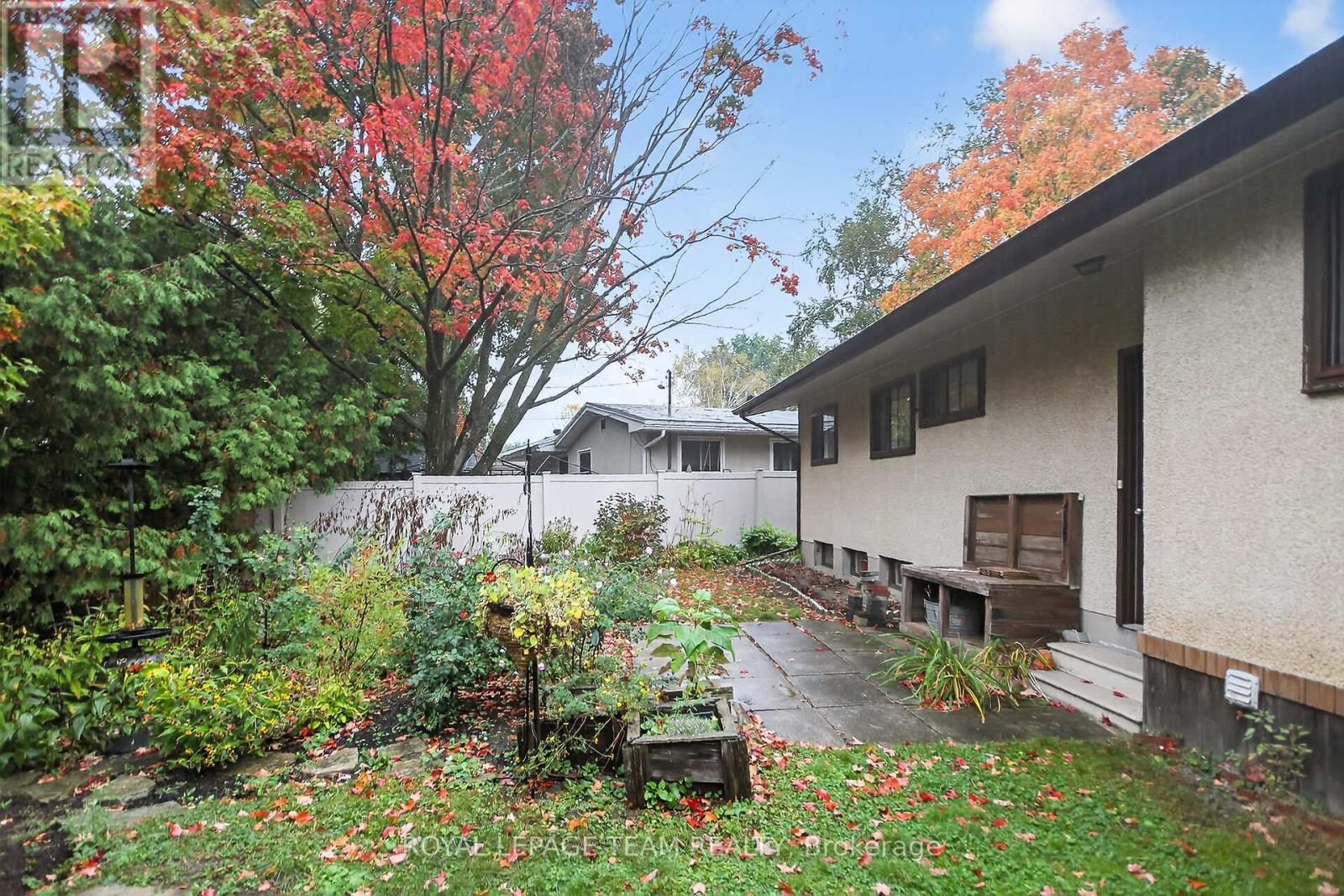 Lush,private rear yard. - 46 Quinpool Crescent, Ottawa, ON - Outdoor