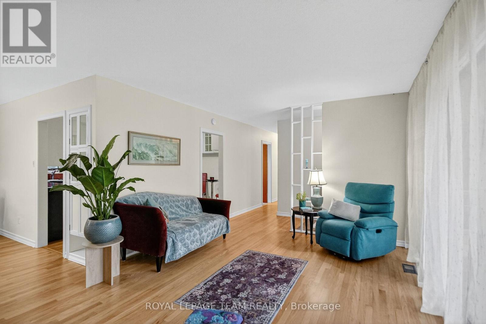 Beautifully re-finished hardwood flooring - 46 Quinpool Crescent, Ottawa, ON - Indoor Photo Showing Living Room