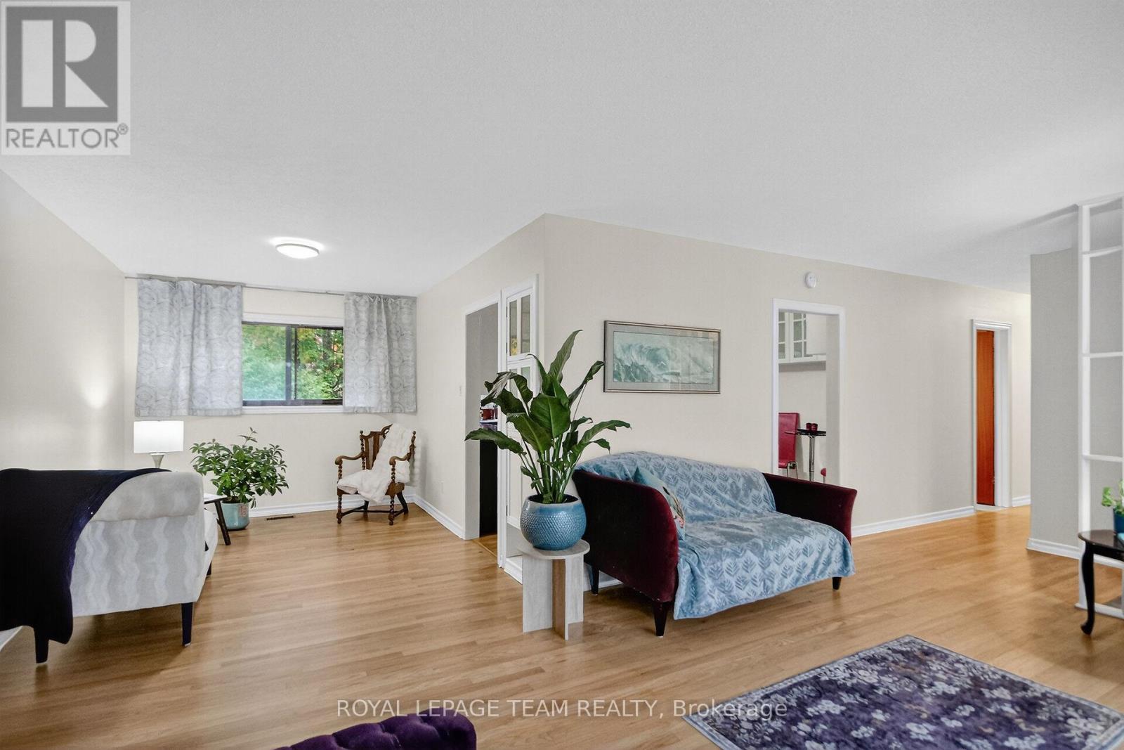 46 Quinpool Crescent, Ottawa, ON - Indoor Photo Showing Living Room