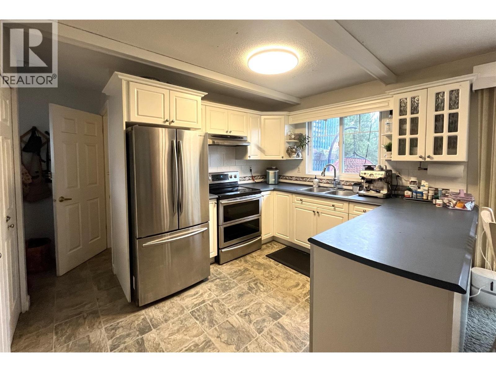 166 Robson Drive, Kamloops, BC - Indoor Photo Showing Kitchen With Double Sink