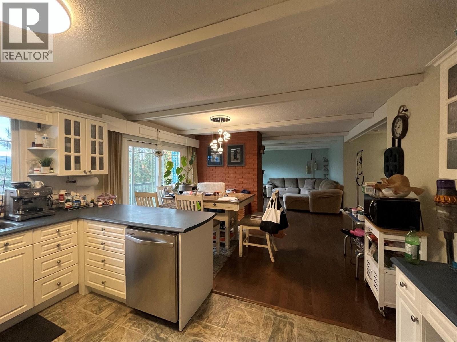 166 Robson Drive, Kamloops, BC - Indoor Photo Showing Kitchen