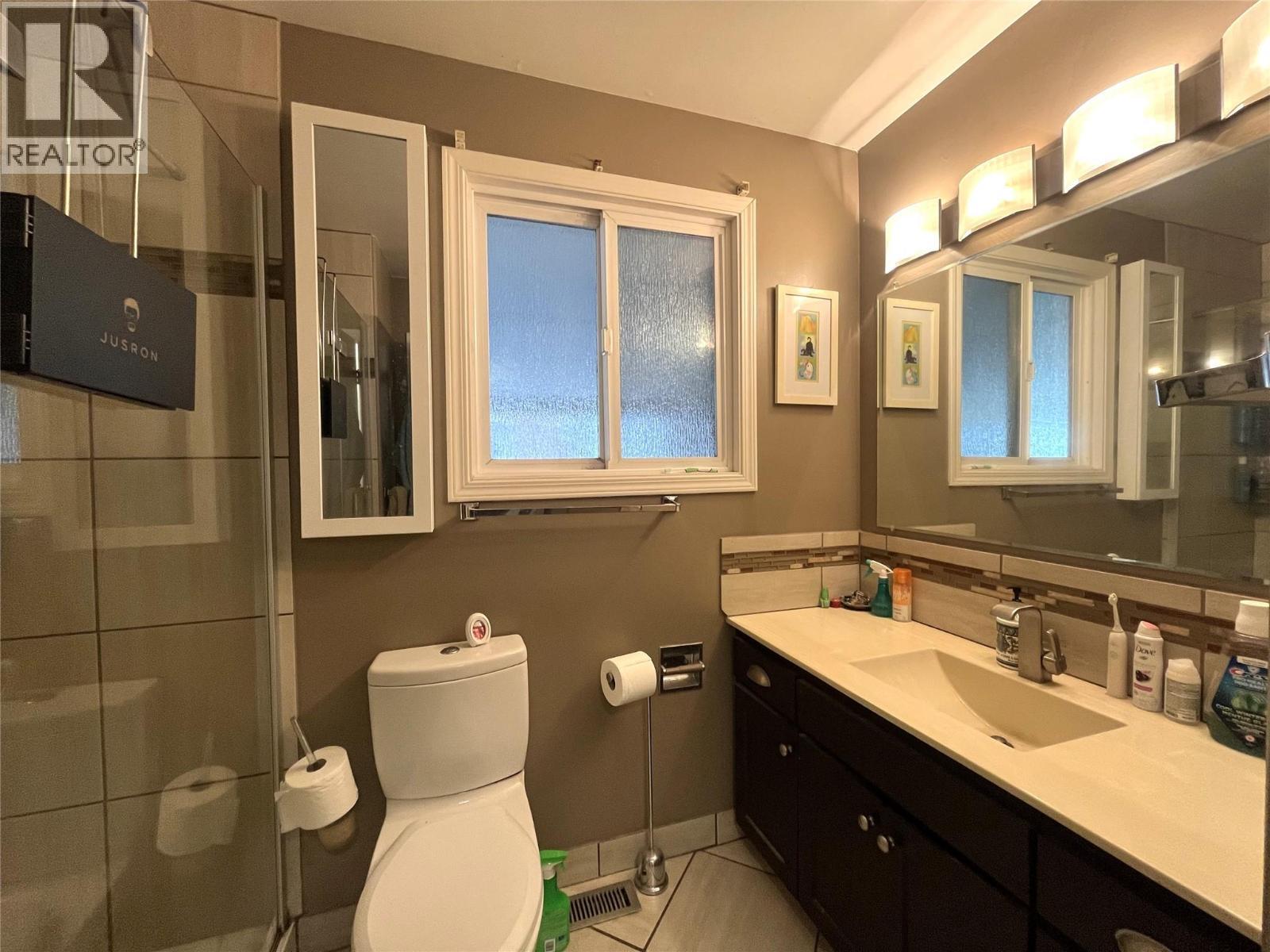 166 Robson Drive, Kamloops, BC - Indoor Photo Showing Bathroom