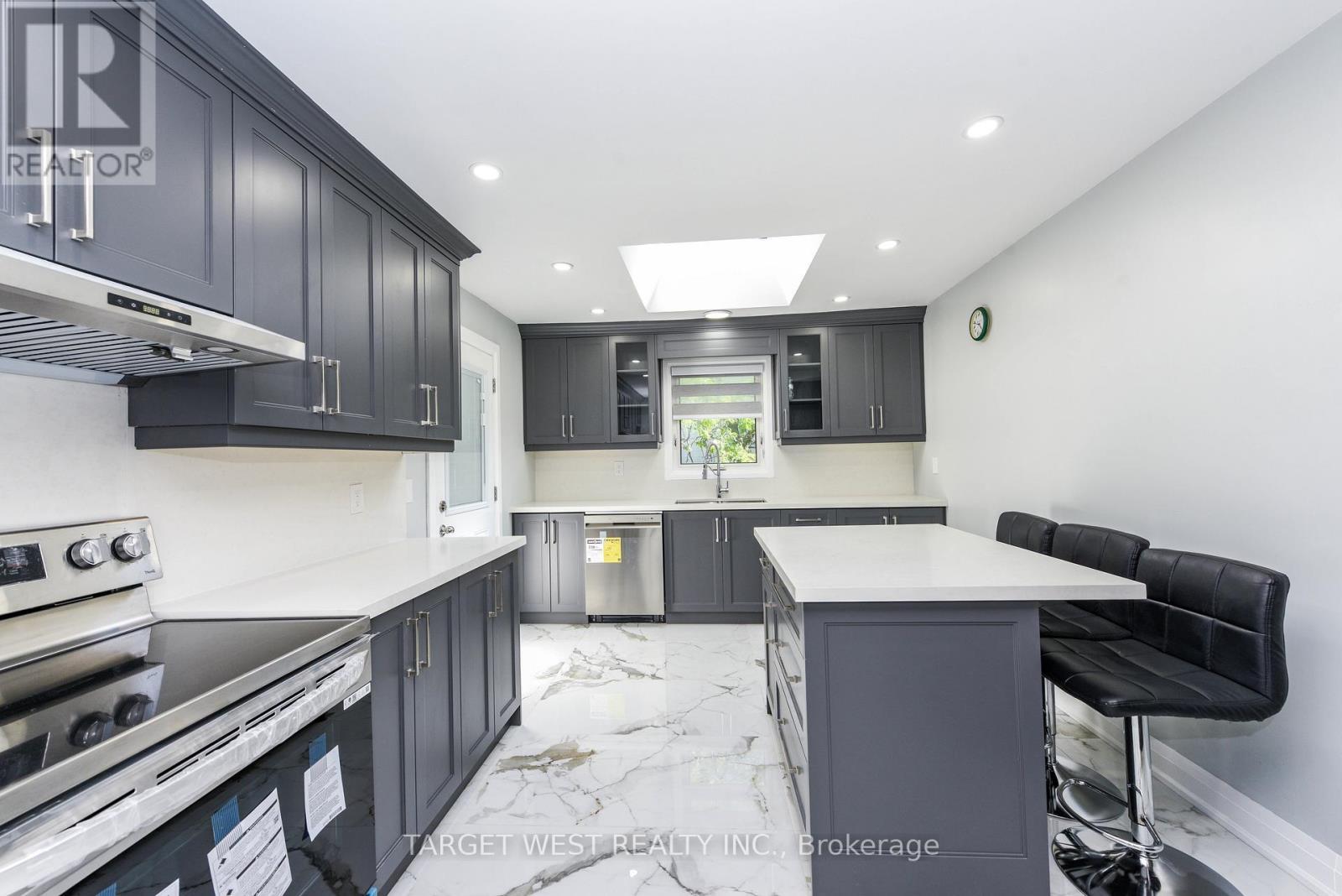 1263 Crestdale Road, Mississauga, ON - Indoor Photo Showing Kitchen With Upgraded Kitchen