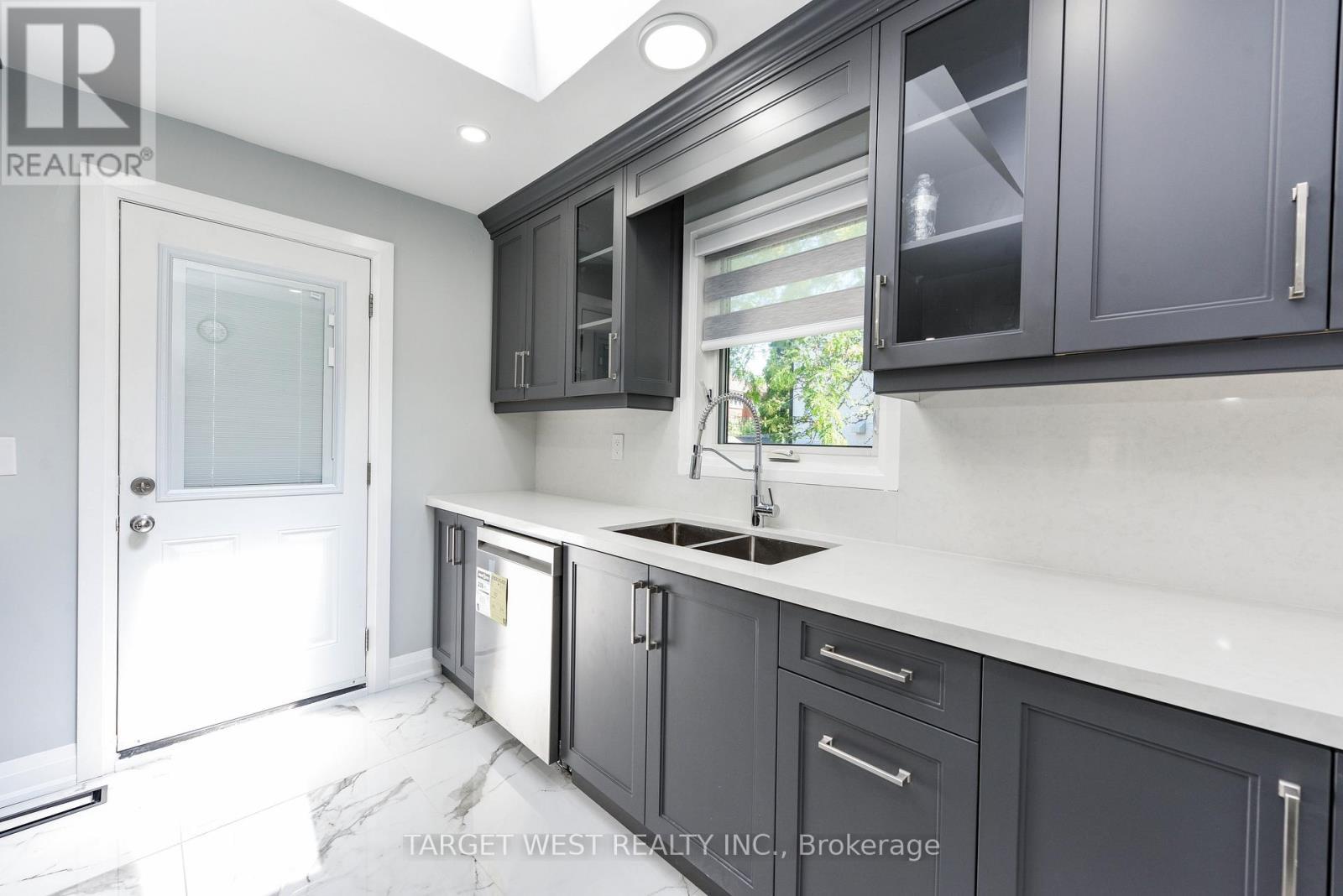 1263 Crestdale Road, Mississauga, ON - Indoor Photo Showing Kitchen With Double Sink