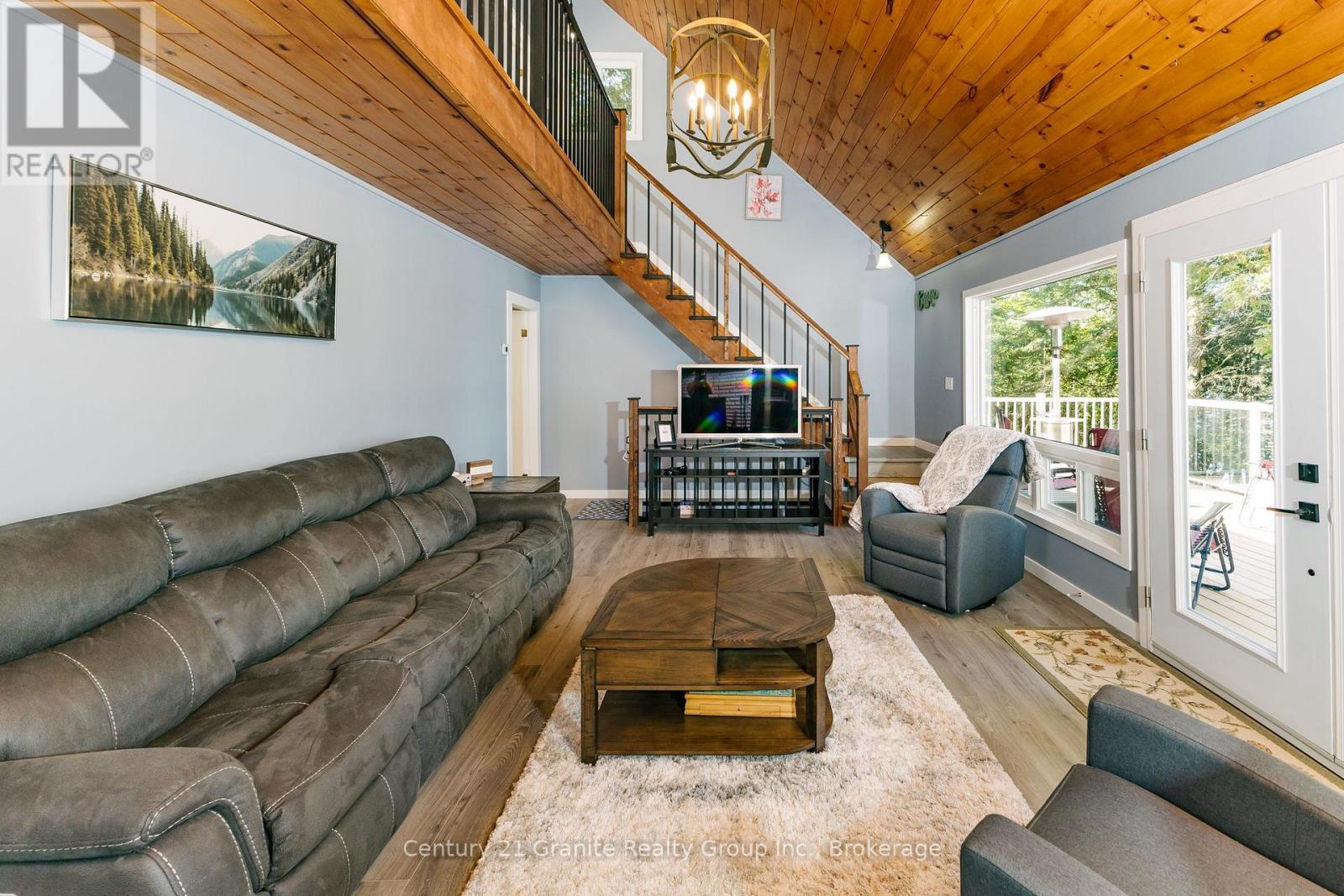 2347 Kashagawigamog Lake Road, Minden Hills (Minden), ON - Indoor Photo Showing Living Room