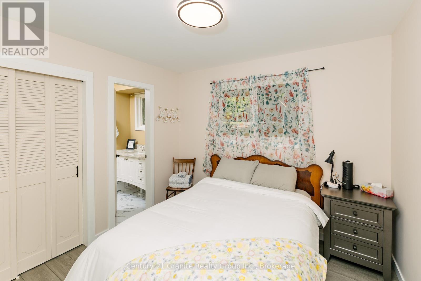 2347 Kashagawigamog Lake Road, Minden Hills (Minden), ON - Indoor Photo Showing Bedroom
