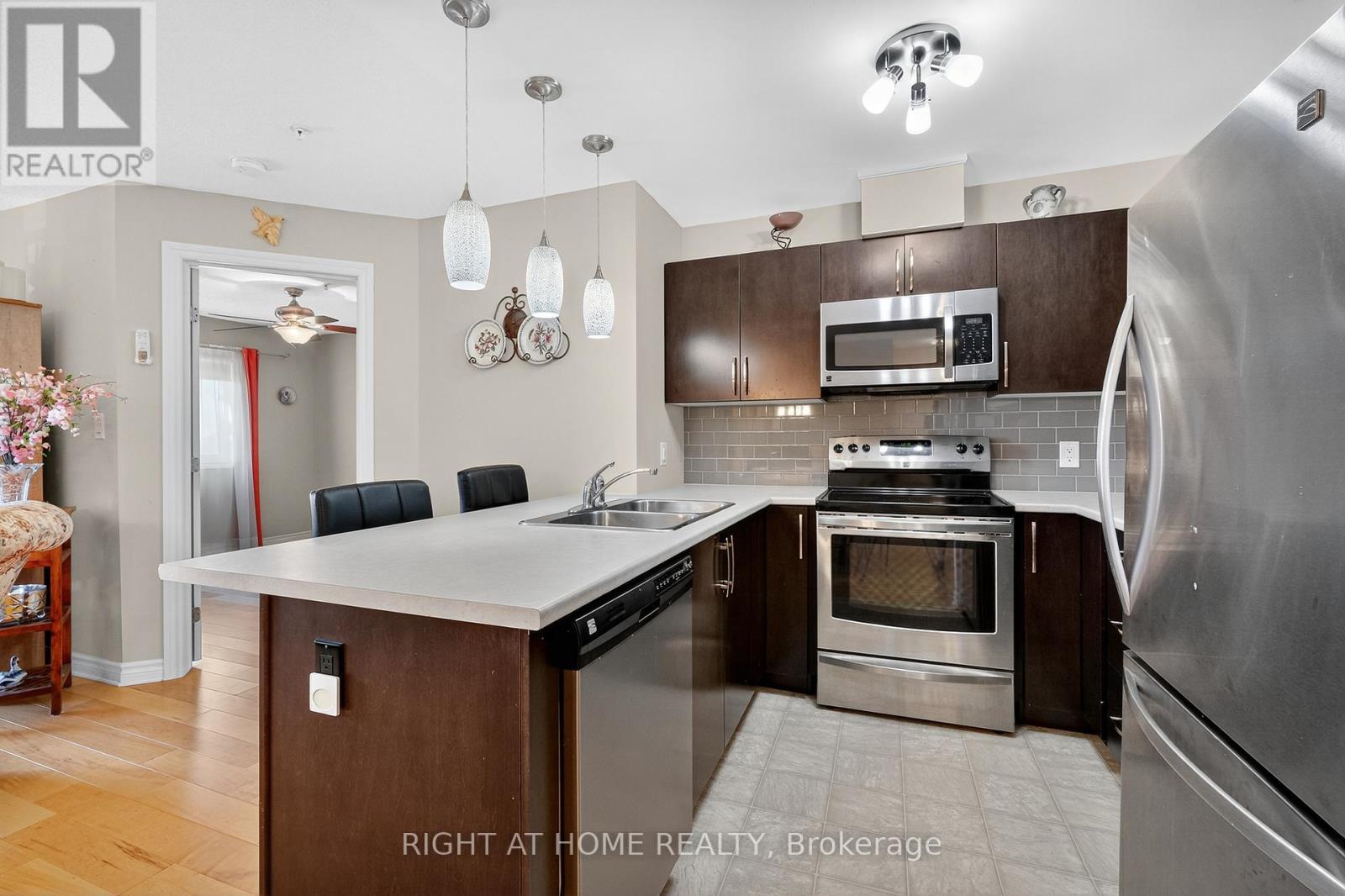 Kitchen breakfast bar - 306 - 141 Potts Private, Ottawa, ON - Indoor Photo Showing Kitchen With Stainless Steel Kitchen With Double Sink With Upgraded Kitchen