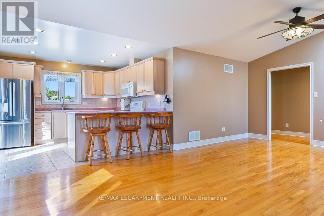 2510 Donnavale Drive, Mississauga, ON - Indoor Photo Showing Kitchen