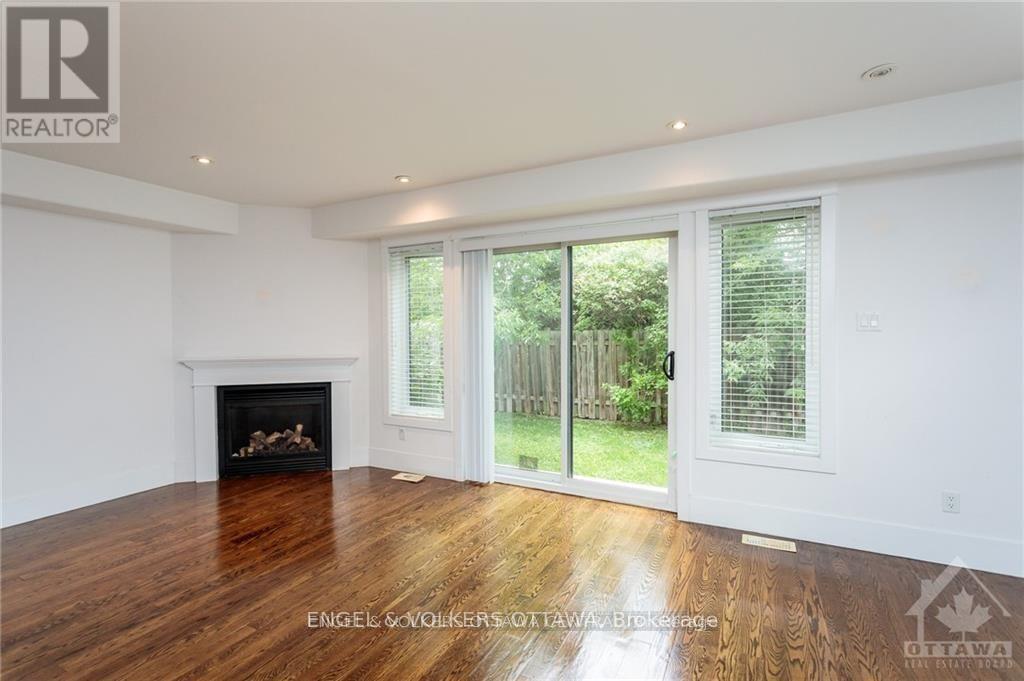 140 Montauk Pvt, Ottawa, ON - Indoor Photo Showing Living Room With Fireplace