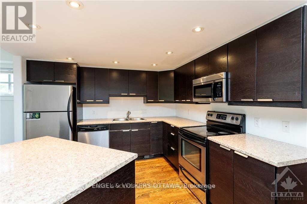 140 Montauk Pvt, Ottawa, ON - Indoor Photo Showing Kitchen With Double Sink