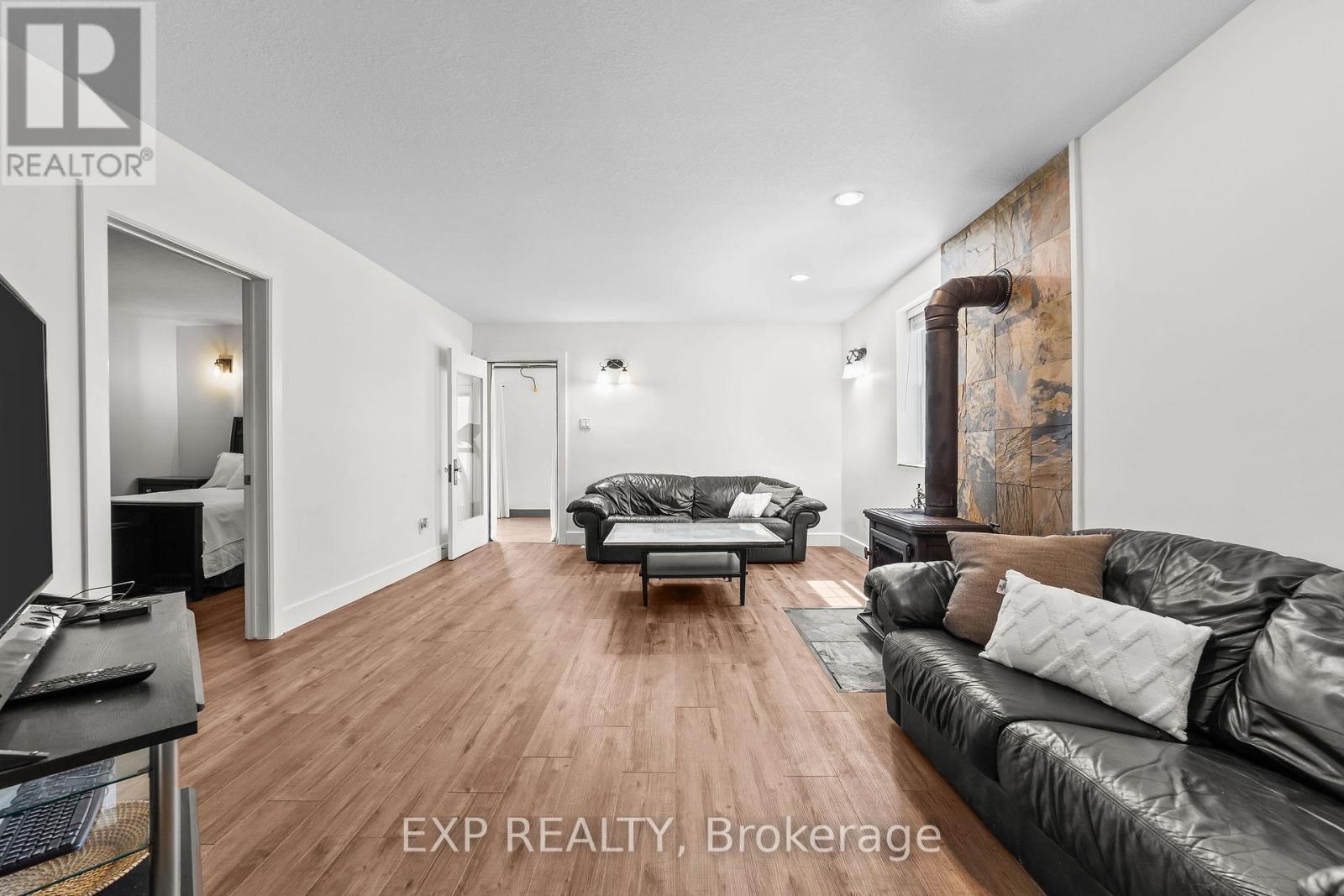 137 Fried Street, Bluewater (Dashwood), ON - Indoor Photo Showing Living Room