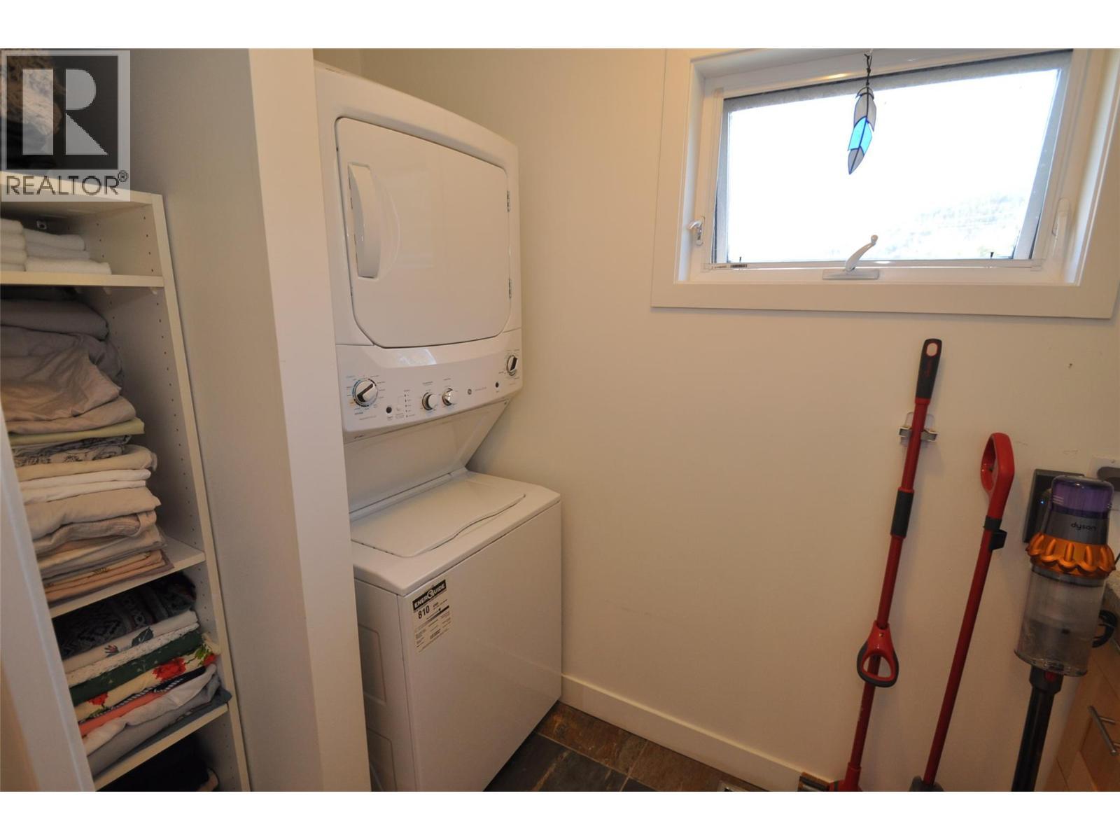 1211 Front Street, Nelson, BC - Indoor Photo Showing Laundry Room