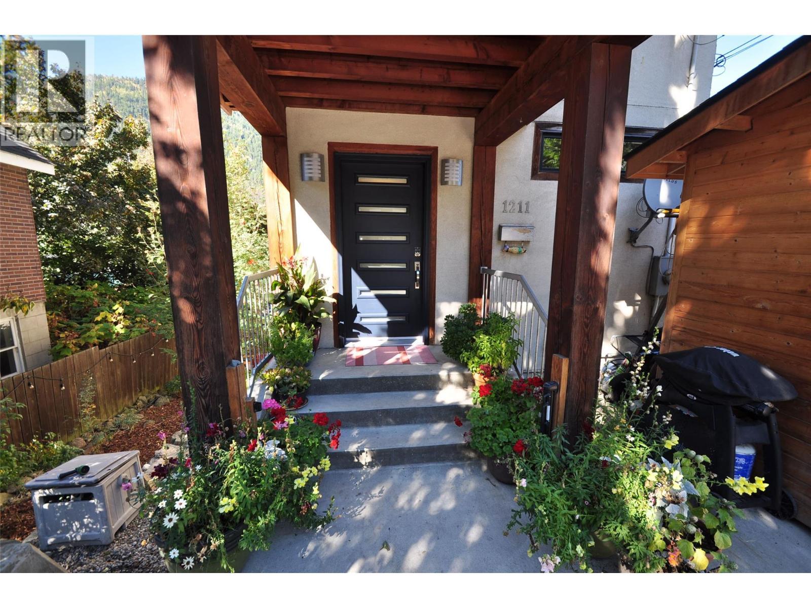 1211 Front Street, Nelson, BC - Outdoor
