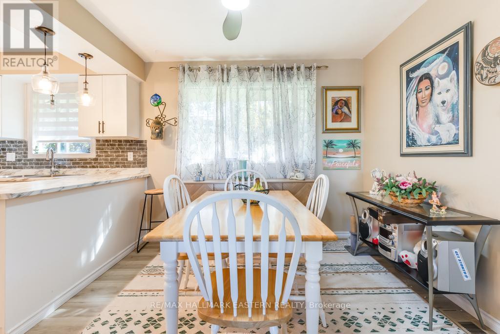 1013 Nicholl'S Boulevard, Selwyn, ON - Indoor Photo Showing Dining Room