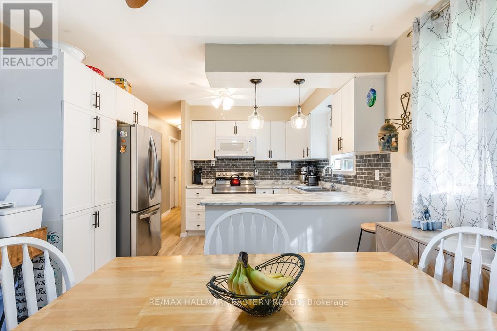 1013 Nicholl'S Boulevard, Selwyn, ON - Indoor Photo Showing Dining Room