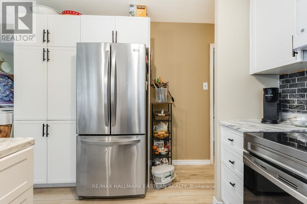 1013 Nicholl'S Boulevard, Selwyn, ON - Indoor Photo Showing Kitchen