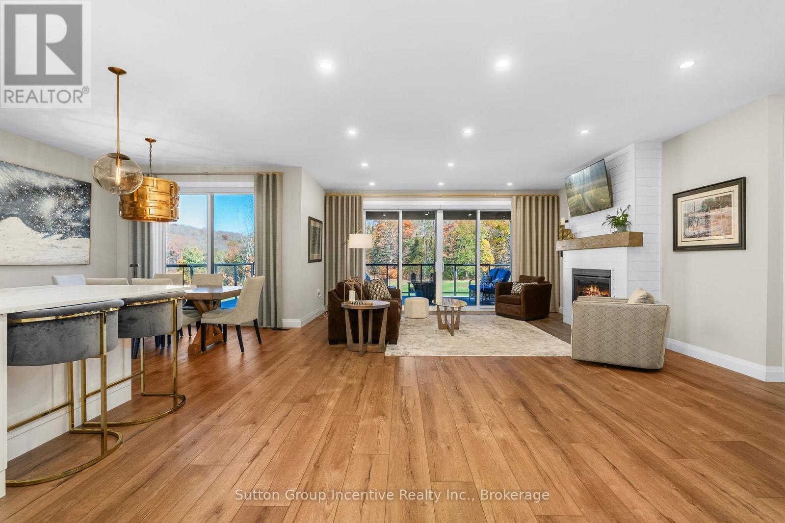 24 St Georges Court, Huntsville (Chaffey), ON - Indoor With Fireplace