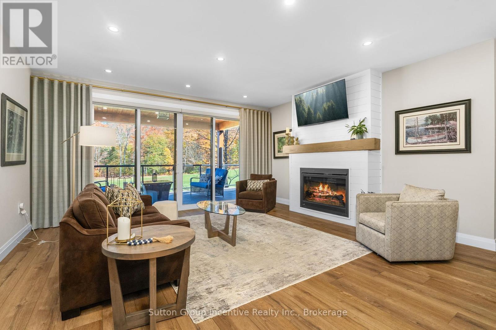 24 St Georges Court, Huntsville (Chaffey), ON - Indoor Photo Showing Living Room With Fireplace