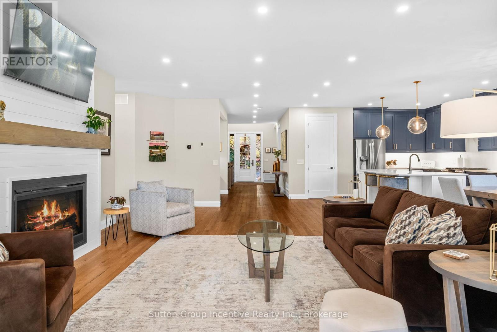 24 St Georges Court, Huntsville (Chaffey), ON - Indoor Photo Showing Living Room With Fireplace