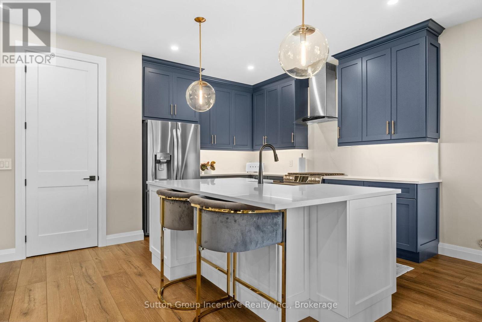 24 St Georges Court, Huntsville (Chaffey), ON - Indoor Photo Showing Kitchen With Upgraded Kitchen