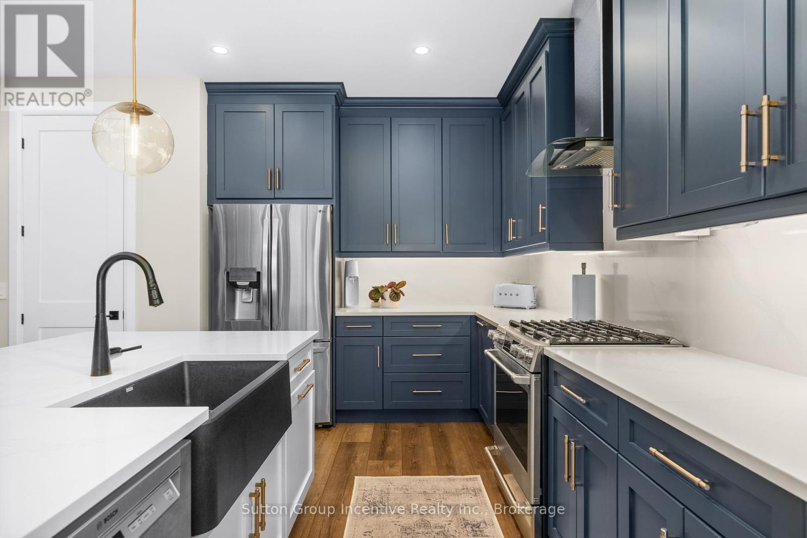 24 St Georges Court, Huntsville (Chaffey), ON - Indoor Photo Showing Kitchen With Upgraded Kitchen