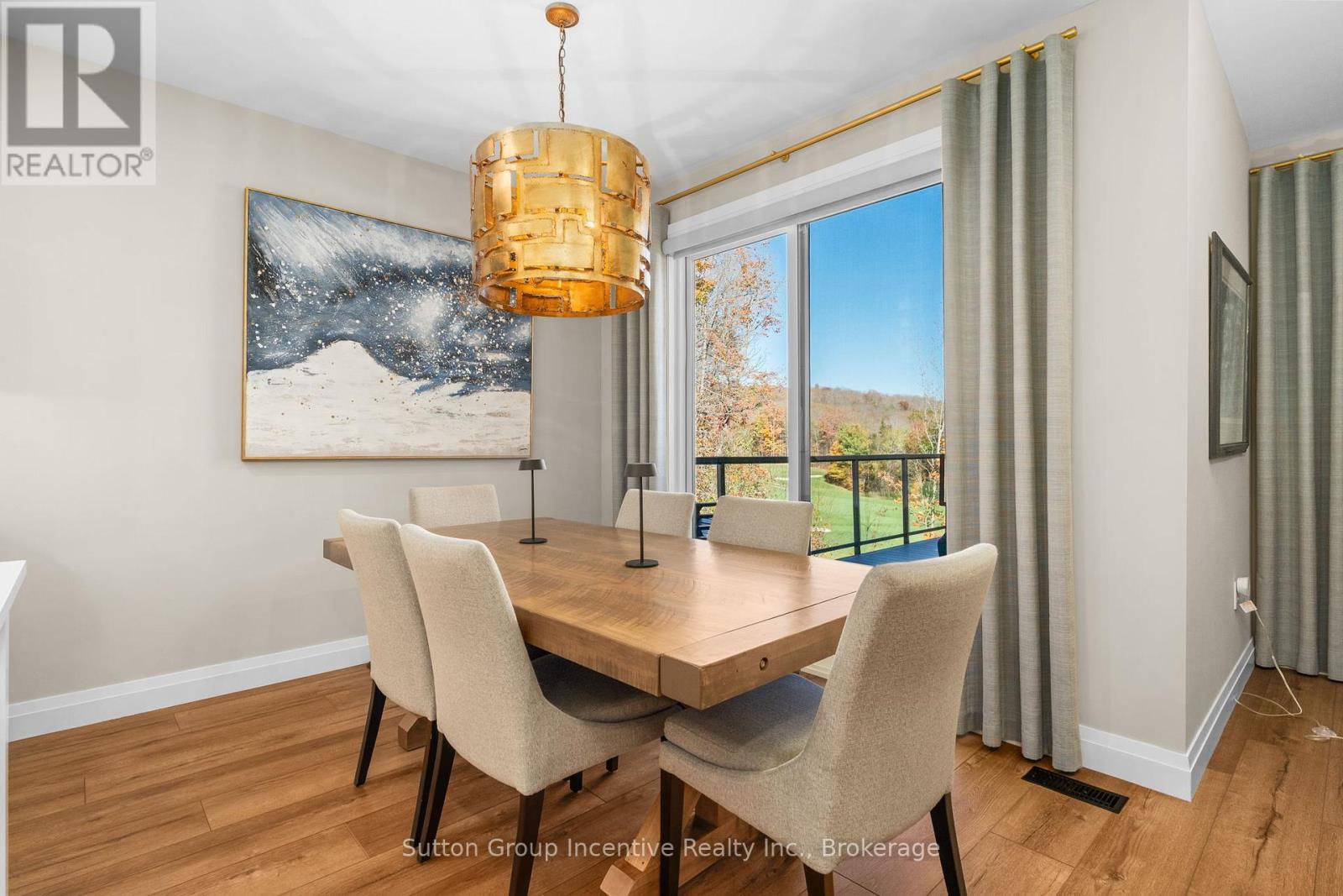 24 St Georges Court, Huntsville (Chaffey), ON - Indoor Photo Showing Dining Room