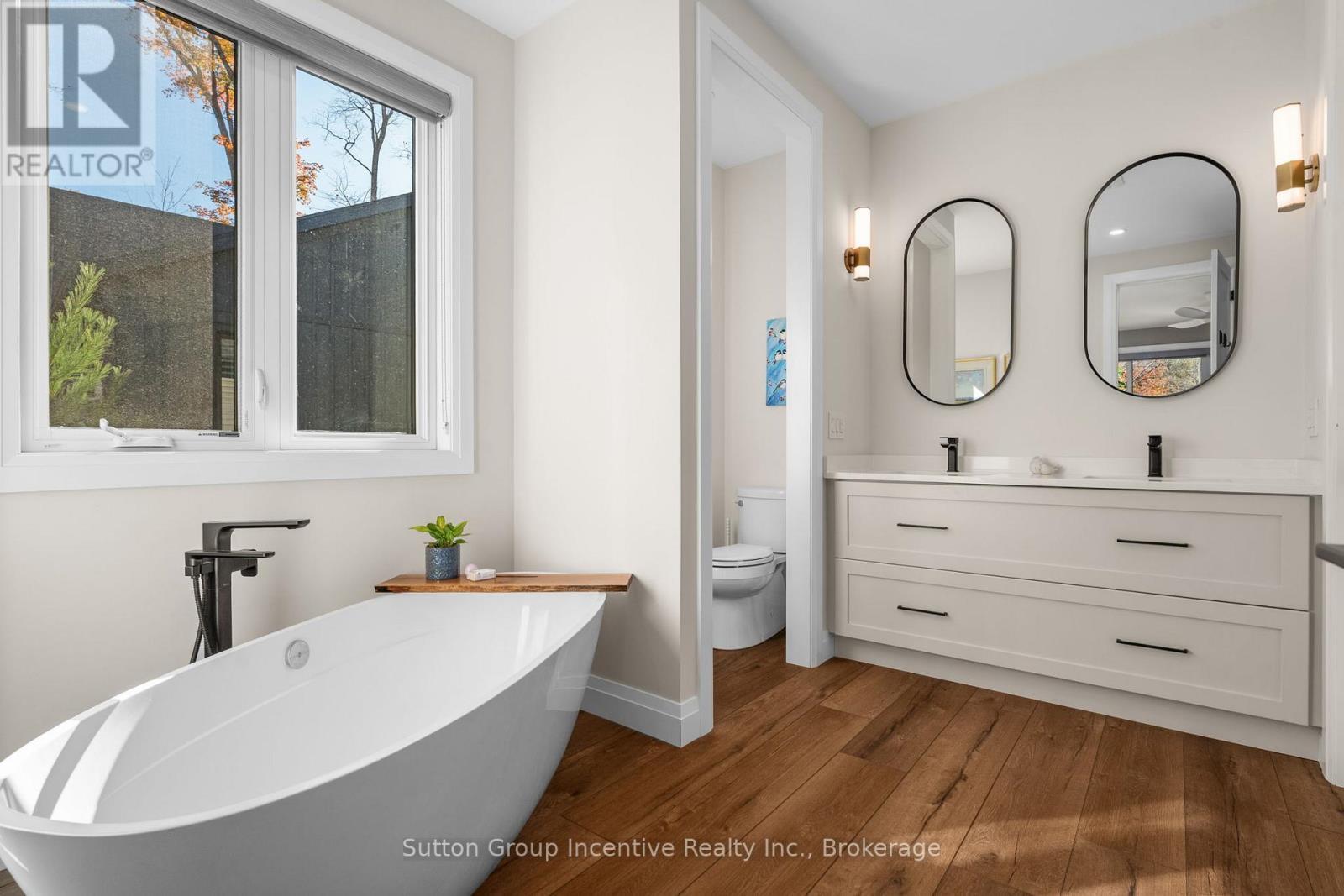 24 St Georges Court, Huntsville (Chaffey), ON - Indoor Photo Showing Bathroom