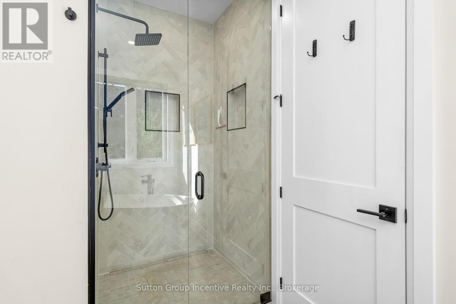 24 St Georges Court, Huntsville (Chaffey), ON - Indoor Photo Showing Bathroom