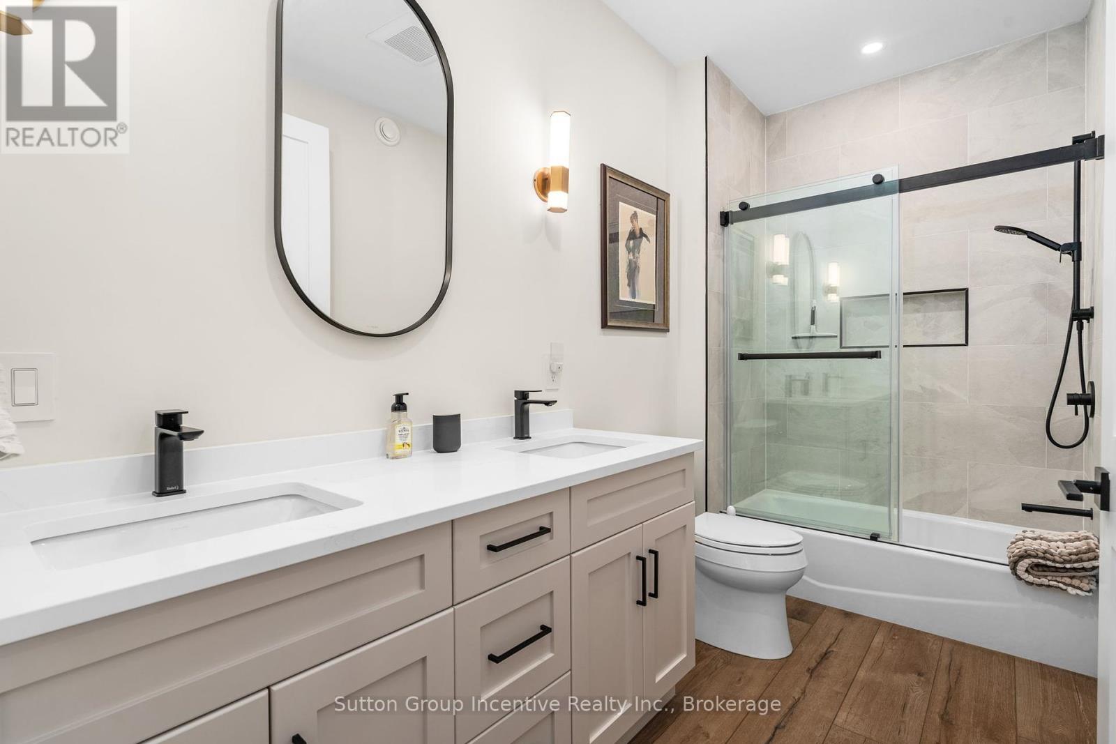 24 St Georges Court, Huntsville (Chaffey), ON - Indoor Photo Showing Bathroom