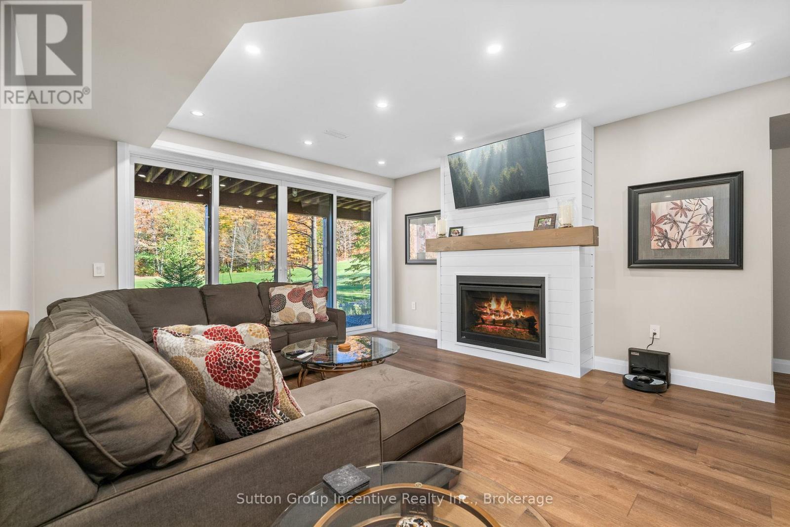24 St Georges Court, Huntsville (Chaffey), ON - Indoor Photo Showing Living Room With Fireplace