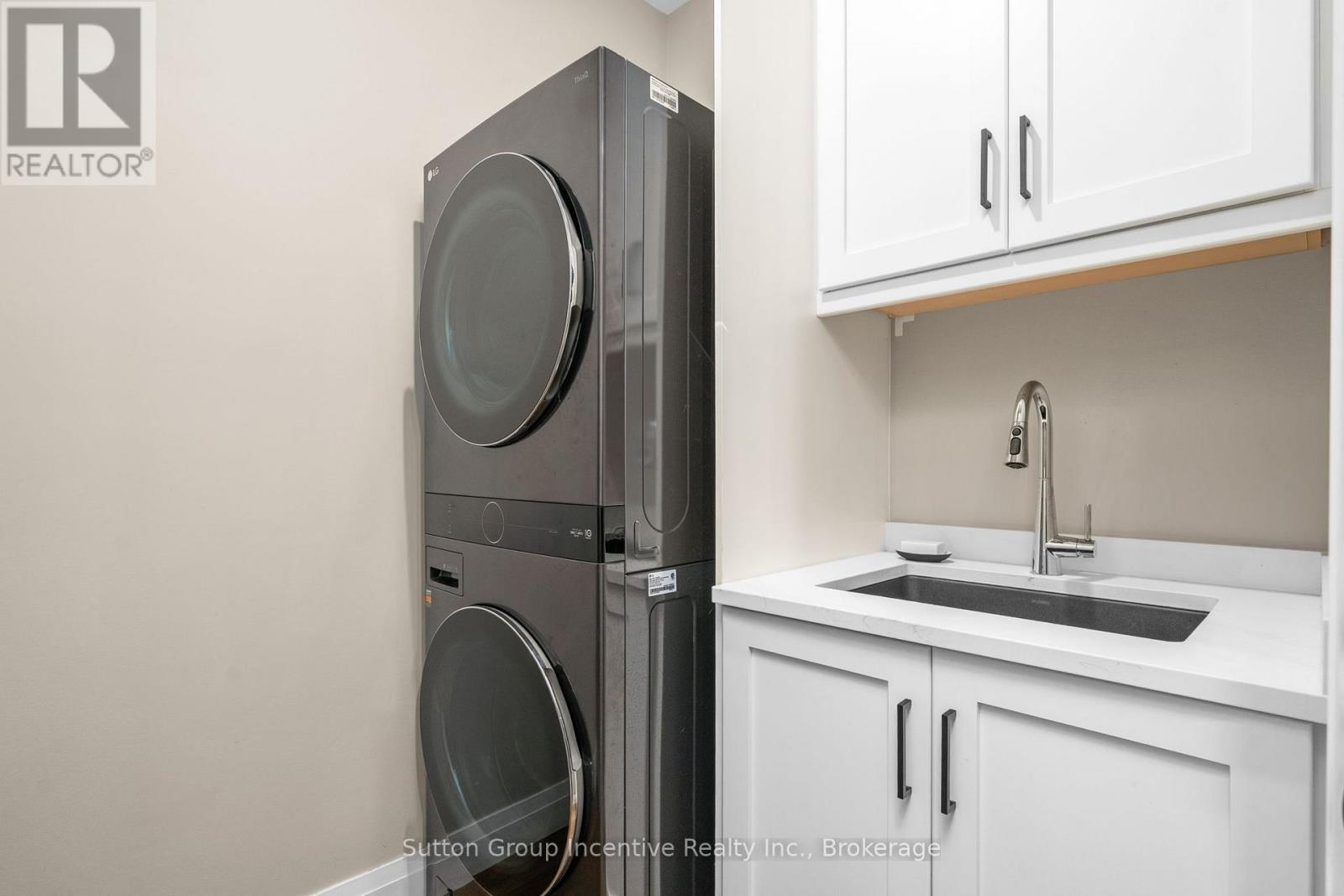 24 St Georges Court, Huntsville (Chaffey), ON - Indoor Photo Showing Laundry Room