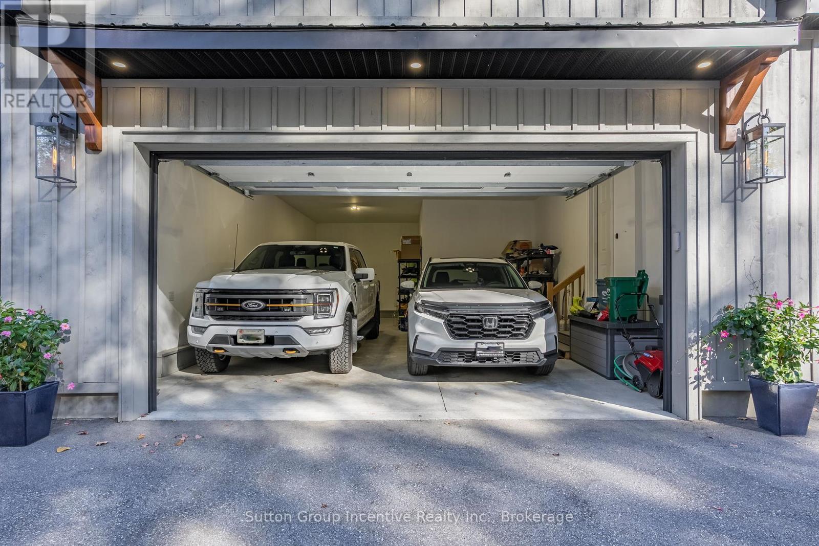 24 St Georges Court, Huntsville (Chaffey), ON - Photo Showing Garage