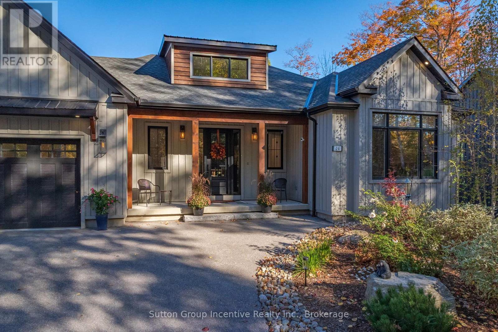 24 St Georges Court, Huntsville (Chaffey), ON - Outdoor With Facade