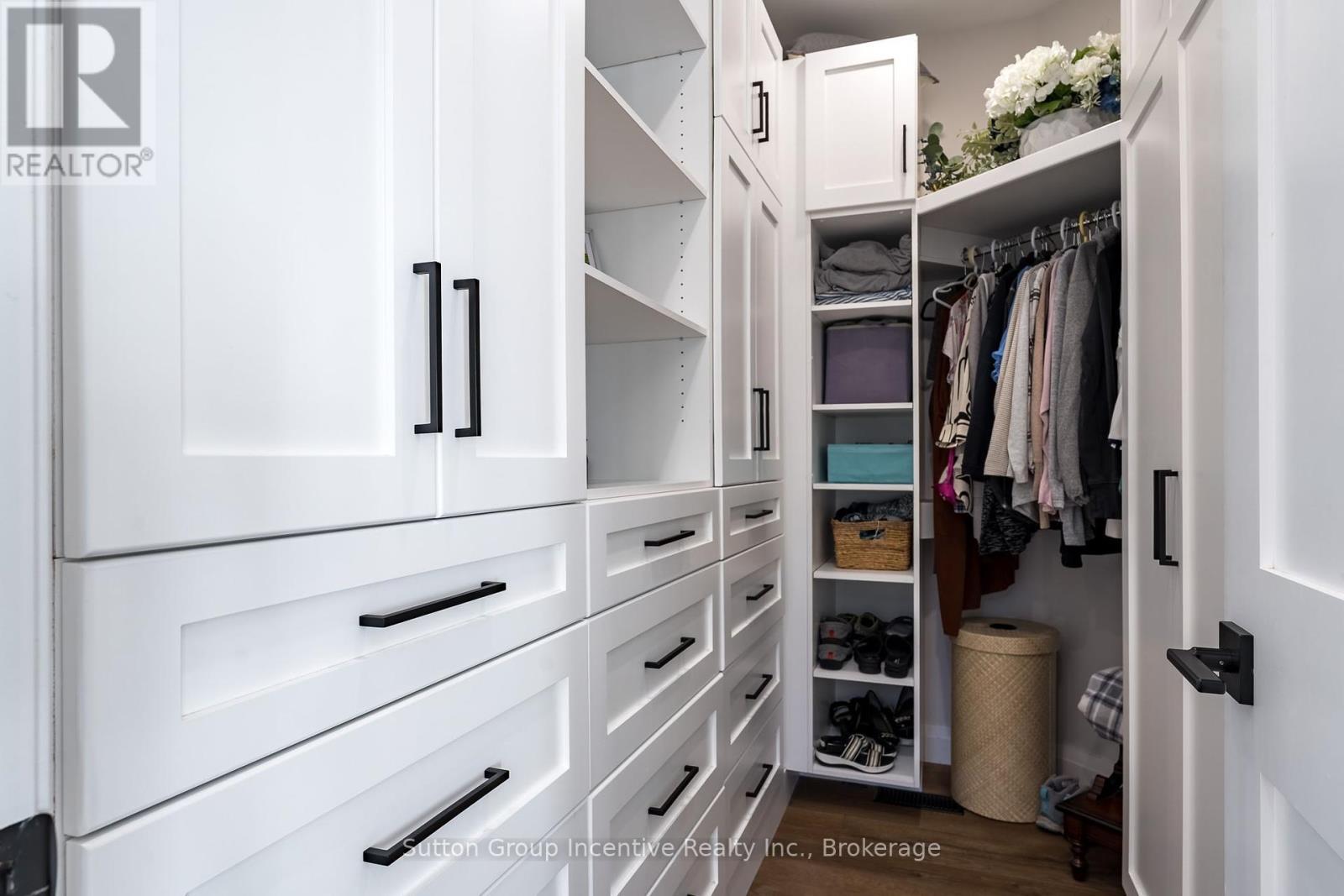 24 St Georges Court, Huntsville (Chaffey), ON - Indoor With Storage