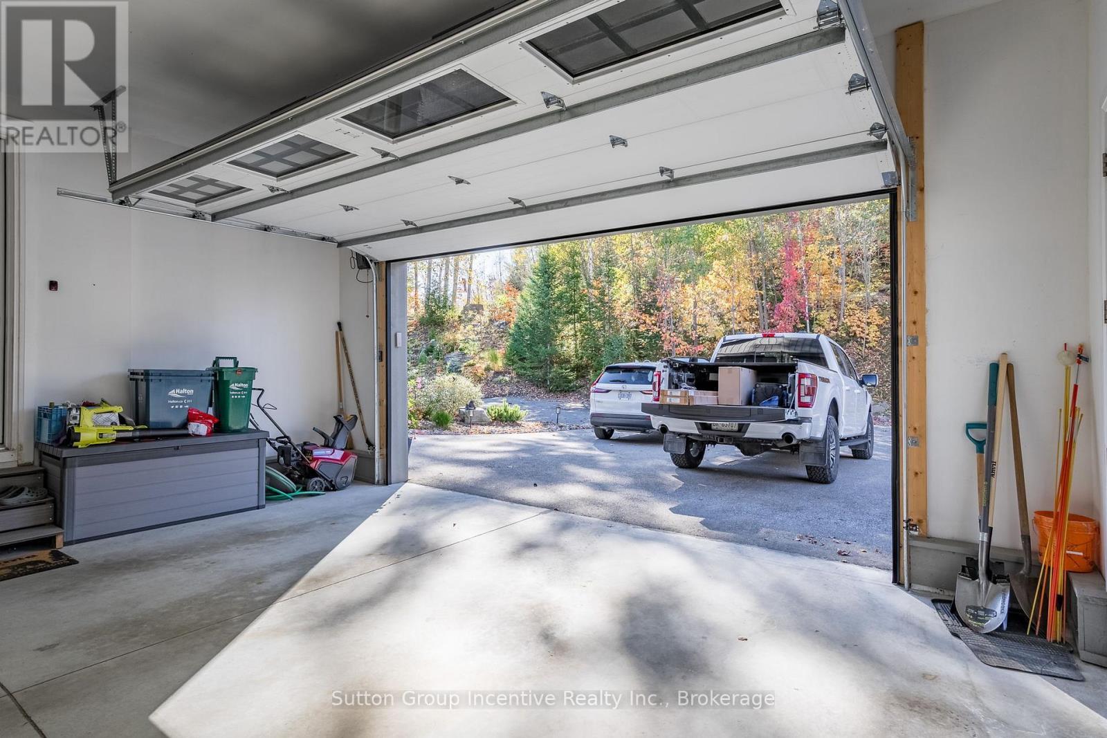 24 St Georges Court, Huntsville (Chaffey), ON - Indoor Photo Showing Garage