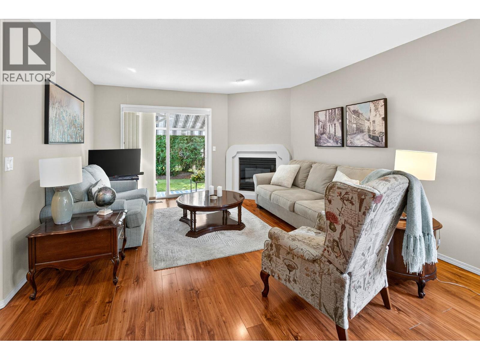 545 Glenmeadows Road Unit# 24, Kelowna, BC - Indoor Photo Showing Living Room
