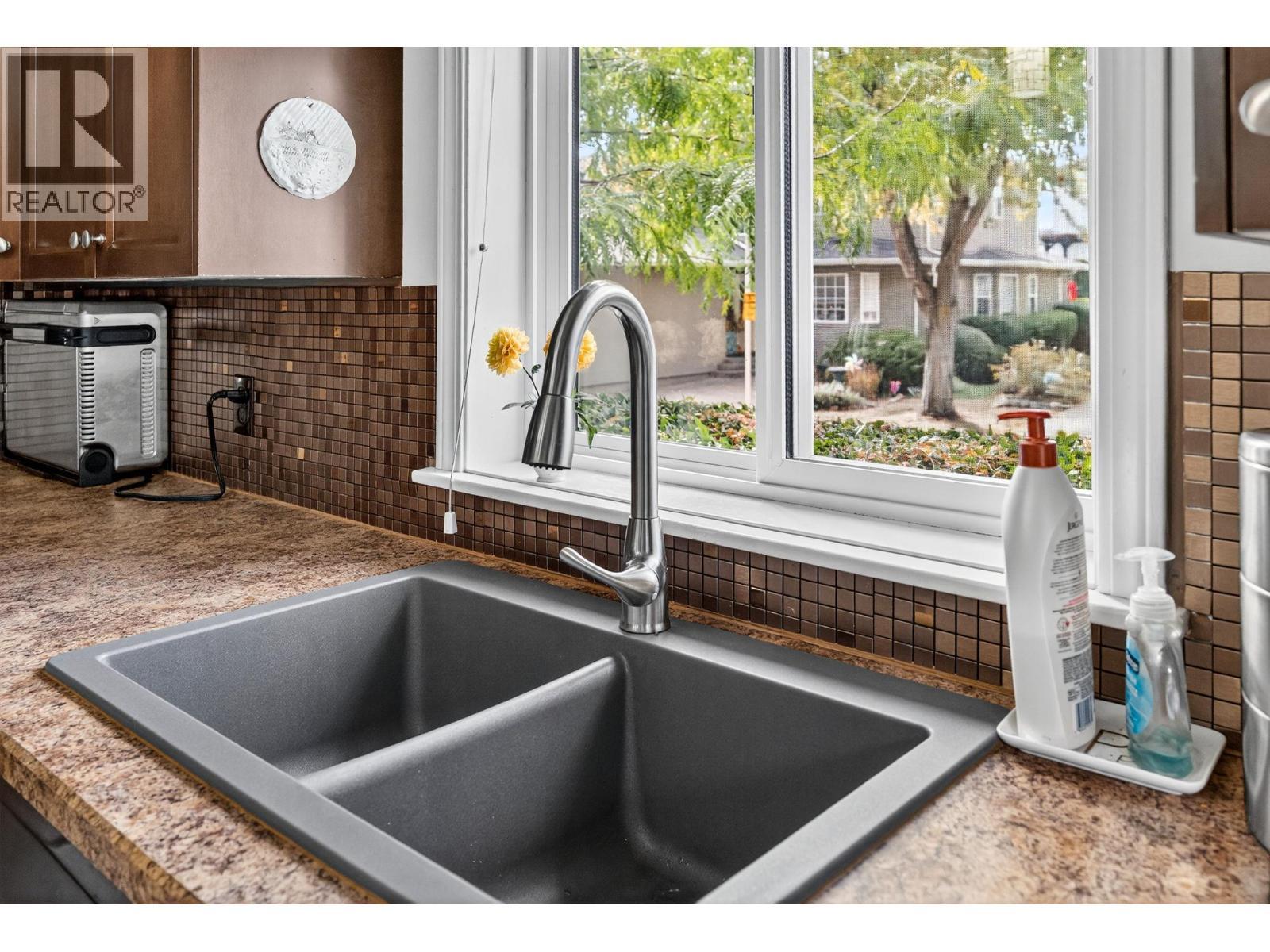 545 Glenmeadows Road Unit# 24, Kelowna, BC - Indoor Photo Showing Kitchen With Double Sink
